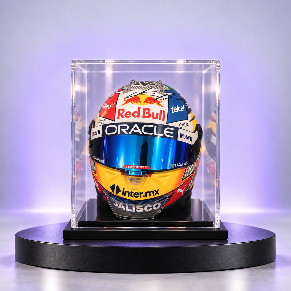 Casco escala 1:2 de Checo Pérez con los colores de Oracle Red Bull Racing, firmado, en vitrina de acrílico