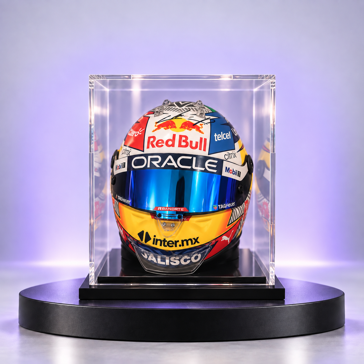 Casco escala 1:2 de Checo Pérez con los colores de Oracle Red Bull Racing, firmado, en vitrina de acrílico