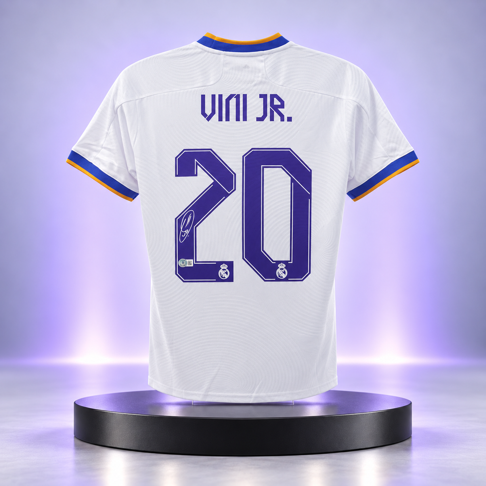 Jersey blanco del Real Madrid con el nombre VINI JR. y el dorsal 20 firmado