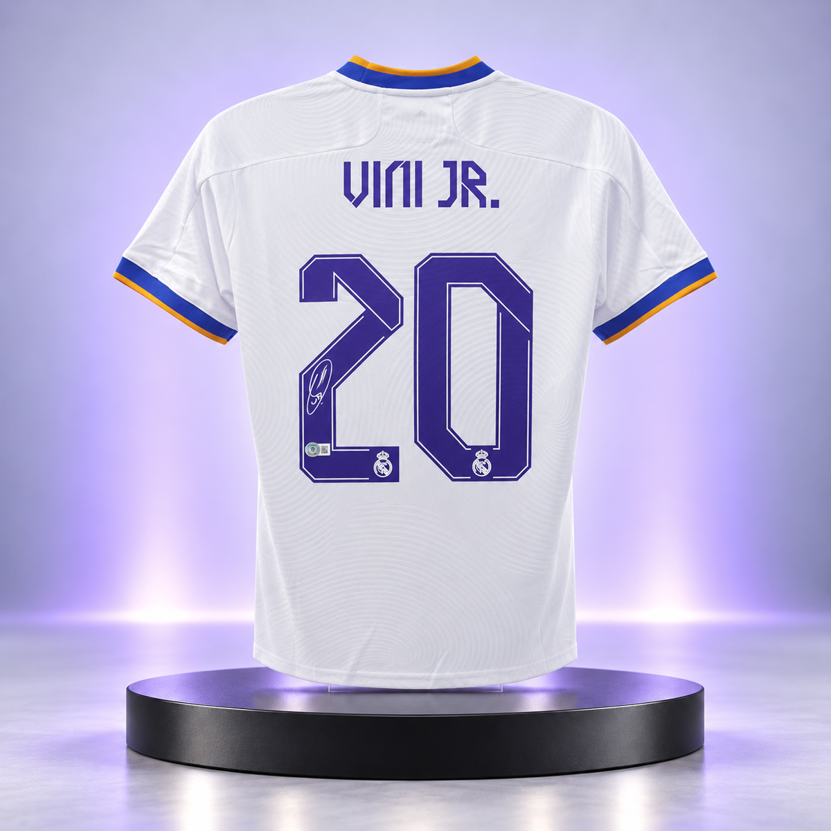 Jersey blanco del Real Madrid con el nombre VINI JR. y el dorsal 20 firmado