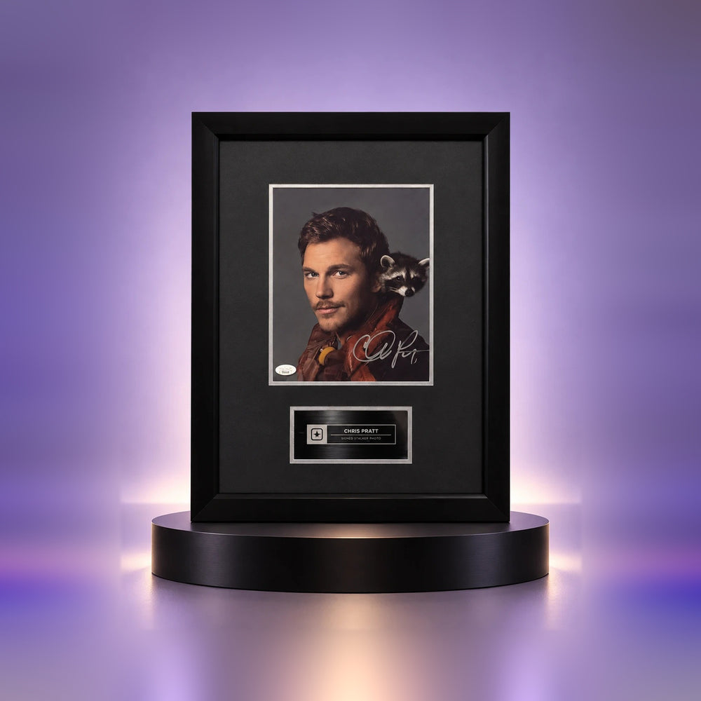 Fotografía de Chris Pratt como Star-Lord con Rocket al hombro, firmada en tinta plateada, enmarcada en negro con paspartú negro y placa grabada