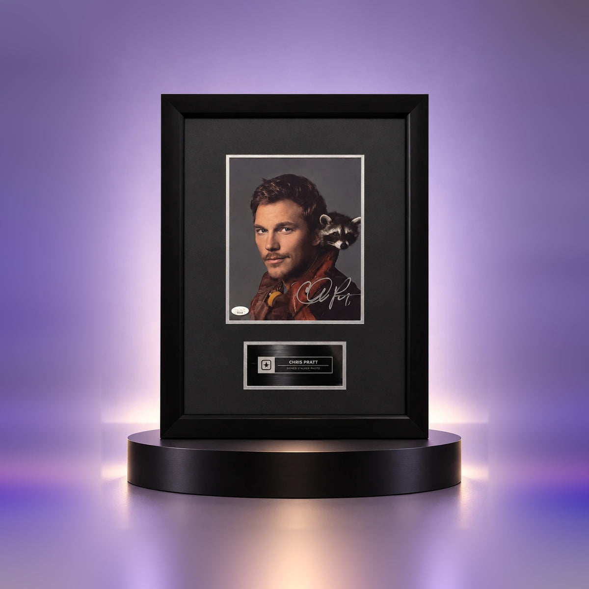 Fotografía de Chris Pratt como Star-Lord con Rocket al hombro, firmada en tinta plateada, enmarcada en negro con paspartú negro y placa grabada