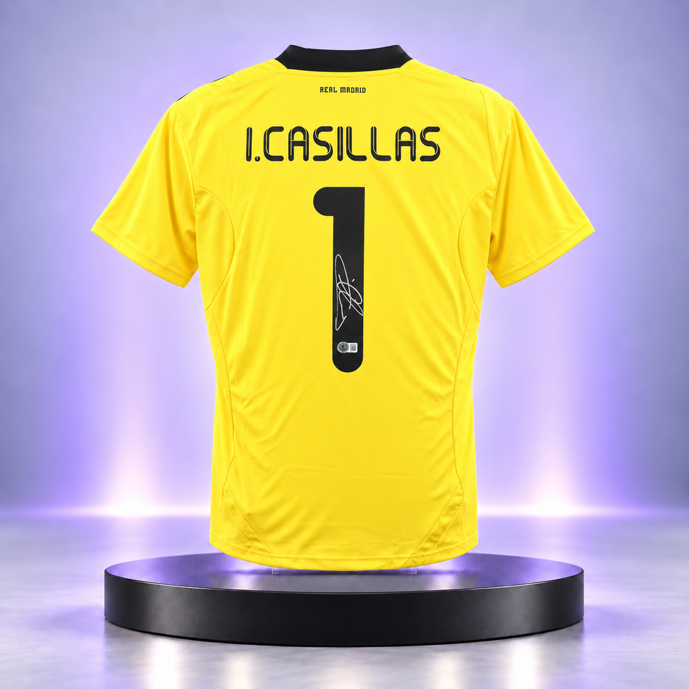 Jersey amarillo de portero del Real Madrid con el nombre I. CASILLAS y el dorsal 1 firmado