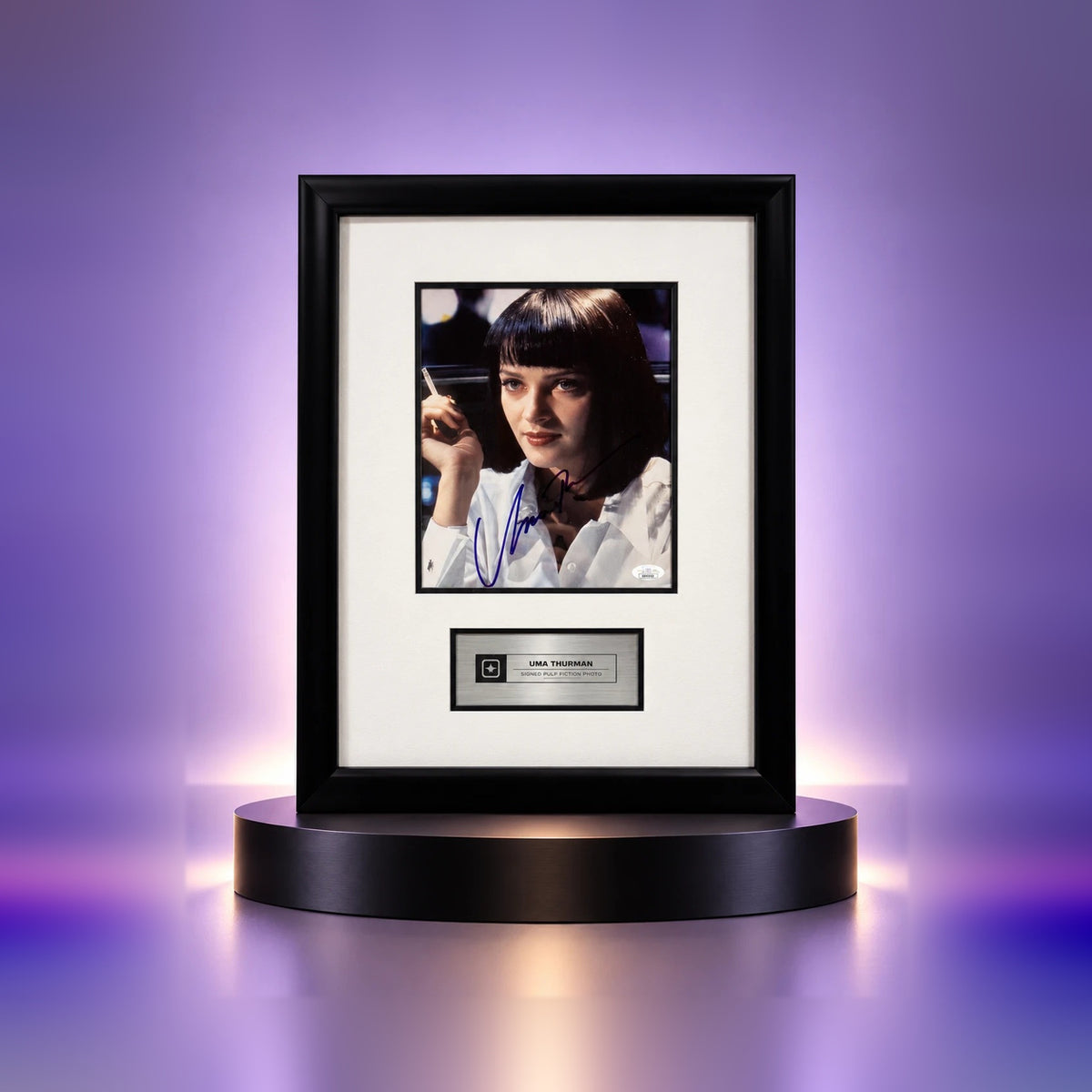 Fotografía de Uma Thurman como Mia Wallace en Pulp Fiction, firmada en tinta azul, enmarcada en negro con paspartú blanco y placa plateada